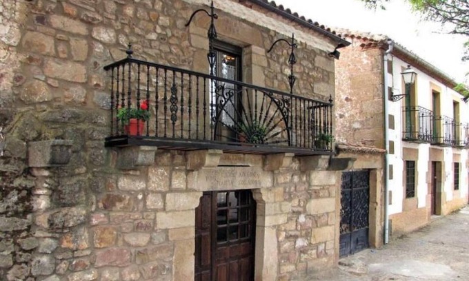 Almajano House | Country House 'Las Frascuelas' with Mountain View, Private Terrace and Wi-Fi