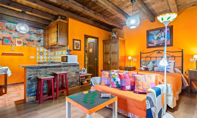 Vilaframil House | Country House 'Loureiro' with Mountain View, Shared Terrace and Wi-Fi