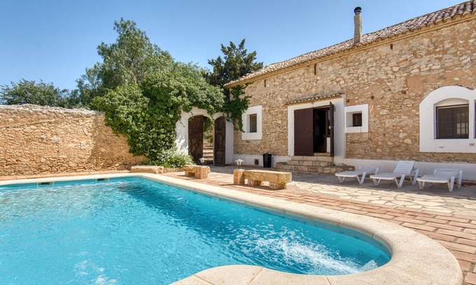 Monovar House | Country House 'Madara' with Mountain Views, Private Pool and Wi-Fi