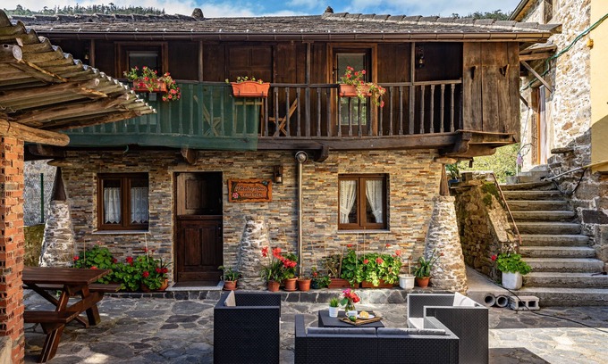 Navelgas House | Country House 'Madreselva 2' with Mountain View, Private Garden and Wi-Fi