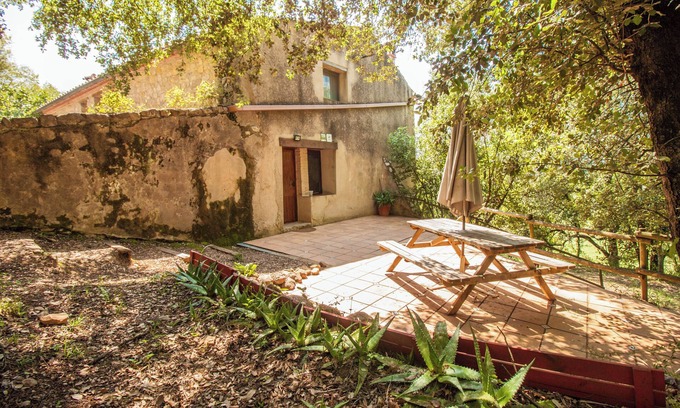 Beuda Cottage | Country house with capacity for 14 people with a large garden, pool, barbecue, etc.