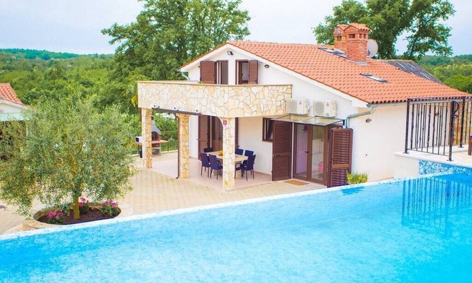 Rakotule Villa | Country house with pool and stunning views for 6