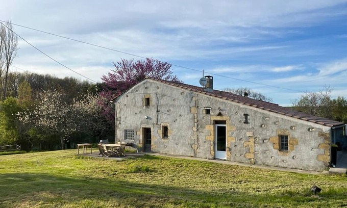 Mongauzy House | Country house with swimming pool, set in 5ha of land, absolute peace and quiet. Pets allowed.