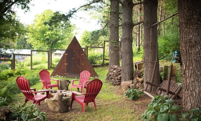 Decorah House | Country in the City | Massage Chair and Fireplace | Close to Downtown