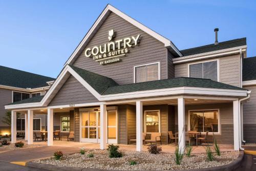 Lake Hallie Hotel | Country Inn & Suites by Radisson, Chippewa Falls, WI