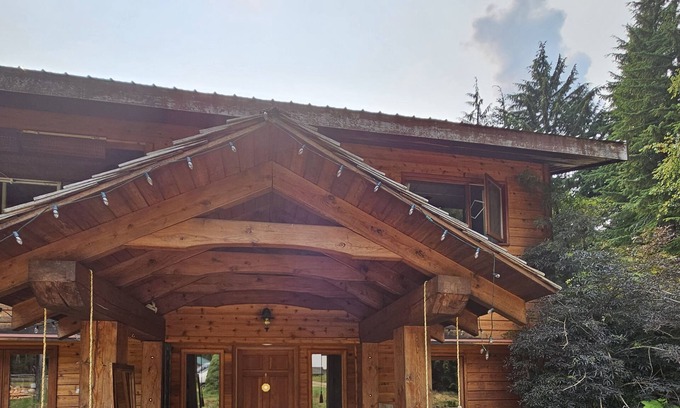 Sandon House | Country Manor Eco Home. Old growth on 10 acres. 5 min from beach. Pet friendly.
