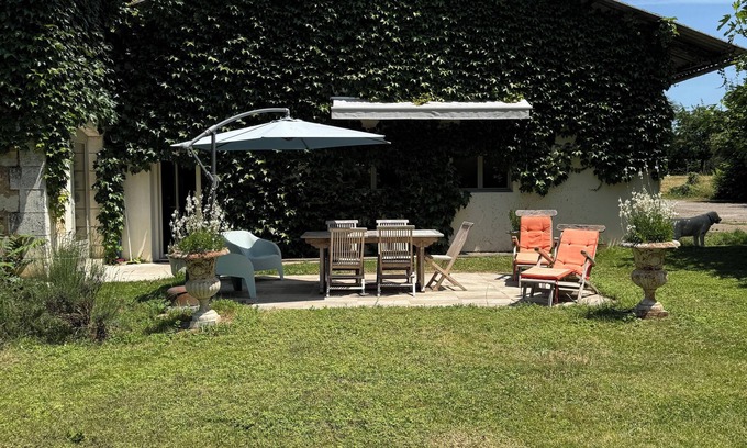 Bassillac and Auberoche House | Country outbuilding close to all amenities with swimming pool