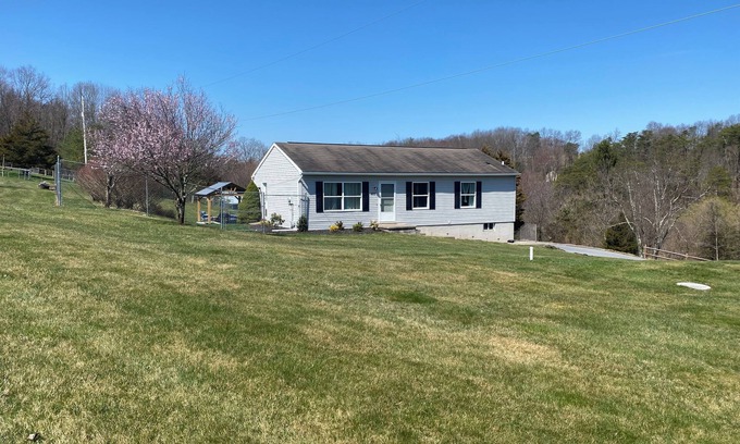 Elliottsburg House | Country retreat, dogs ok, fire pit, 15 min 81/76, Carlisle
