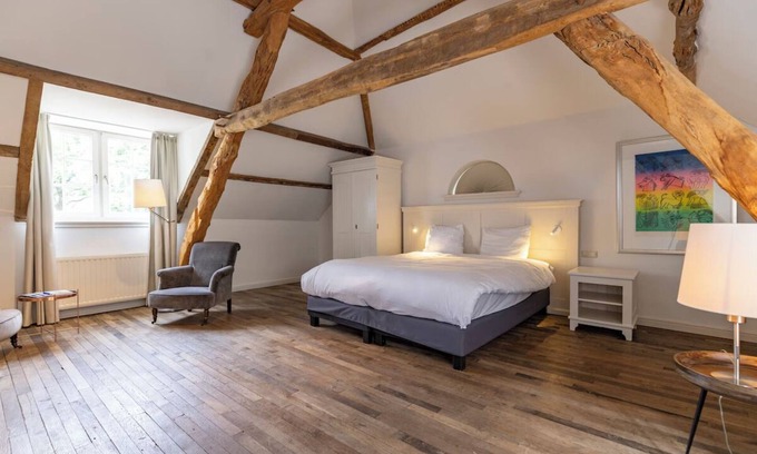 Baarlo Hotel | Countryside Calm with Modern Comfort and Free Parking! Onsite Dining