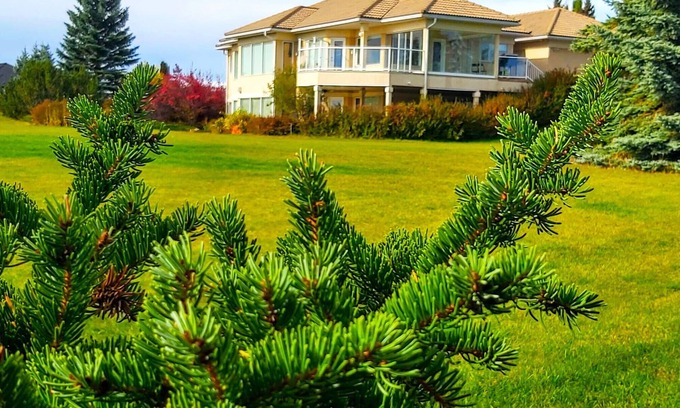 Bearspaw House | Countryside Escape: nPrivate Suite with Scenic Views