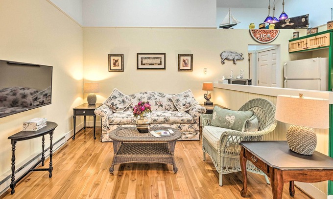 Frankfort Apartment | Couple's Haven in Frankfort by Lake, Trails & Dtwn