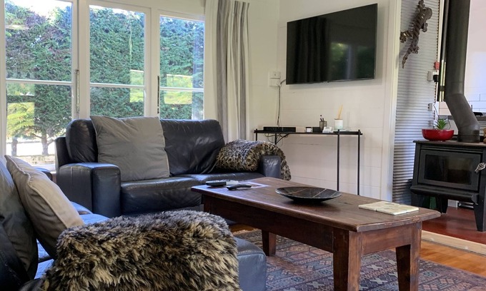 Okere Falls House | Couples Getaway - Lake Edge with private jetty -Okere Falls
