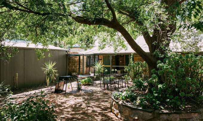 Mintaro Cottage | Couples Getaway. Spa Log Fire 2 Wineries and a Pub! Mintaro Hideaway Jollys Rest