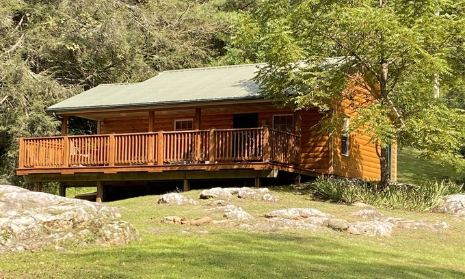 Dugspur Cabin | Couple’s Romantic Mountain River Cabin w/Rustic Q Bed that’s Knotty & Nice.