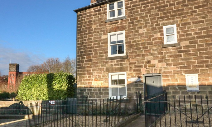 Belper Cottage | COUPLING COTTAGE, pet friendly, with hot tub in Belper