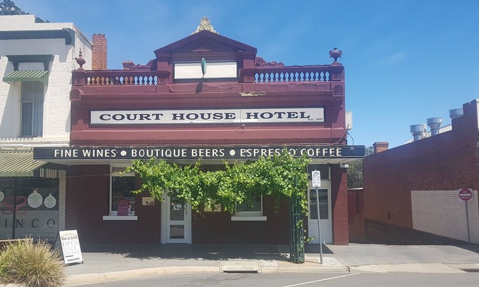 Ararat Hotel | Courthouse Bar & Grill