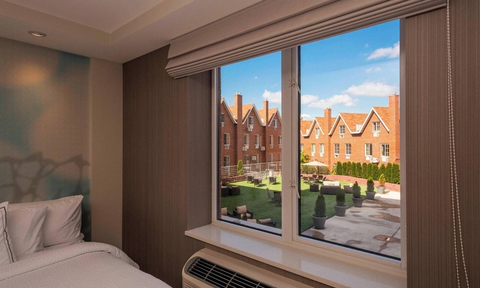 Auburndale Hotel | Courtyard by Marriott New York Queens/Fresh Meadows