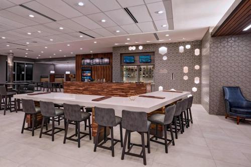 Sugar Land Hotel | Courtyard by Marriott Houston Sugar Land/Lake Pointe