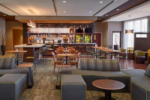 Kingston Hotel | Courtyard by Marriott Kingston Highway 401