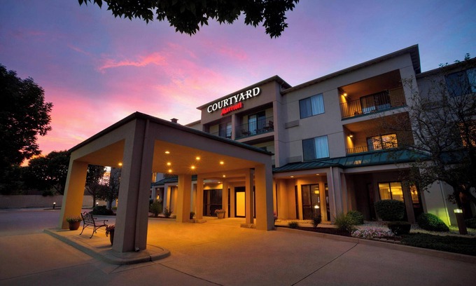 Champaign Hotel | Courtyard Champaign