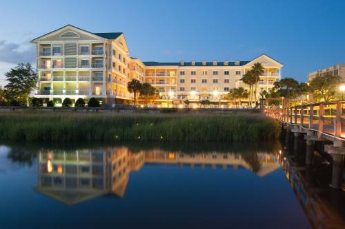 Downtown Charleston Hotel | Courtyard Charleston Waterfront