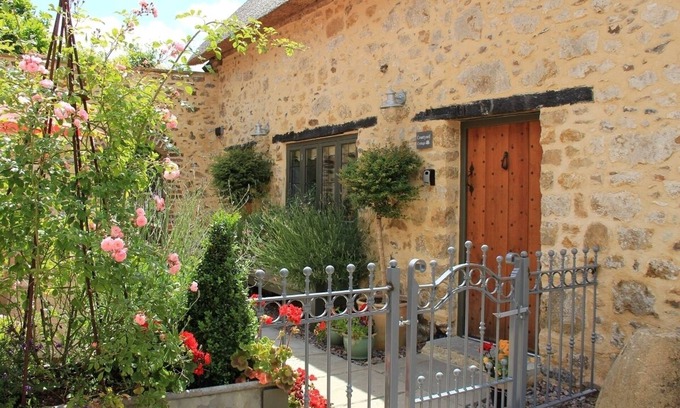 Horton Cottage | Courtyard Cottage Luxury Thatched Home Sleeps 4 (Pet Friendly) Near Gastro Pub