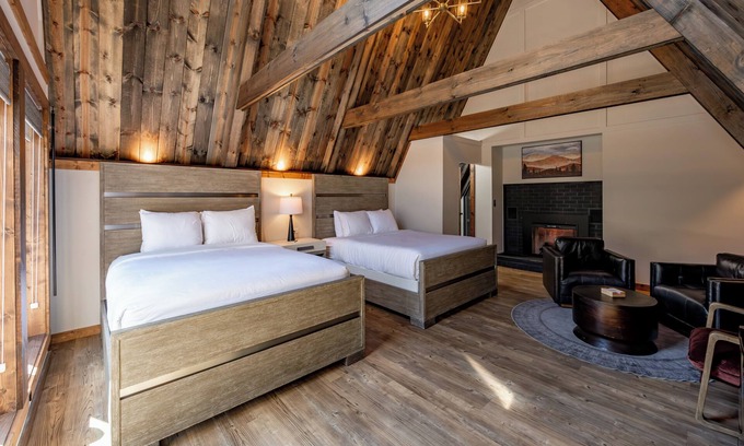 Thayerville Hotel | Cove Creek Lodge 211: Standard Double Queen Fireplace Room