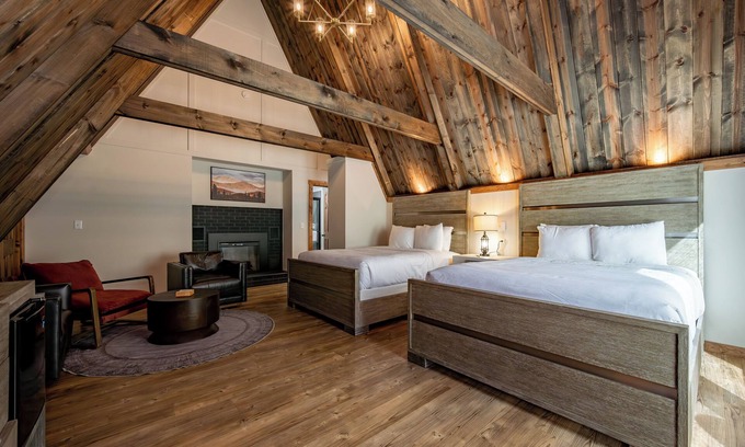 Thayerville Hotel | Cove Creek Lodge 214: Standard Double Queen Fireplace Room