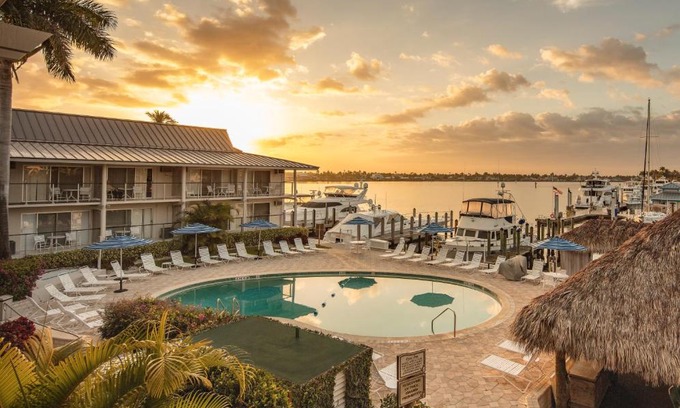 Old Naples Hotel | Cove Inn on Naples Bay