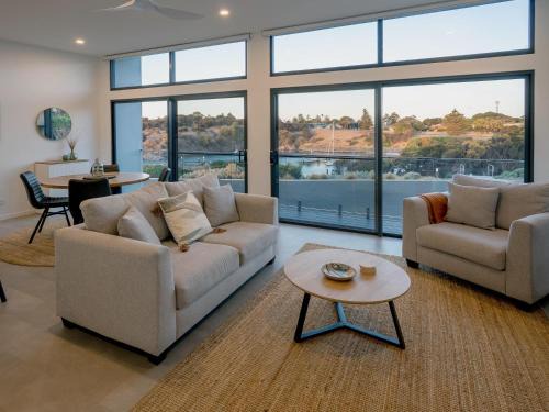 Penneshaw Apartment | Cove Landing Marina Apartment 2 SS James Comrie Sleeps 4
