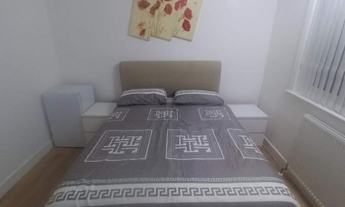 Acresford House | Coventry Stay - Sleeps 8, Free Parking & Pets