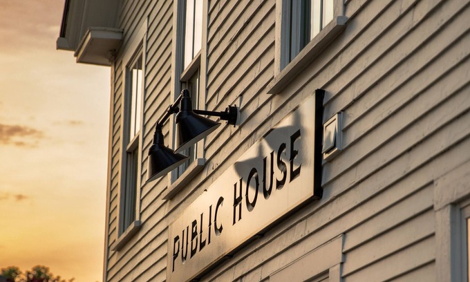 Durham Hotel | Coveted Public House suite, food trucks & craft beer on site, walk to UNH & town