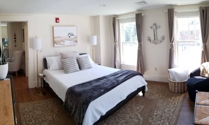 Durham Hotel | Coveted Public House suite, food trucks & craft beer on site, walk to UNH & town
