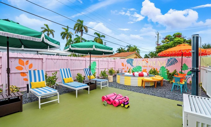 Hallandale Beach House | CowboyPool, MiniGolf, Arcade, Firepit, PingPong! Hallandale Beach Gem