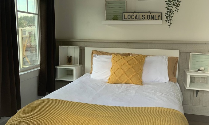 Cowichan Bay House | Cowibbean Cottage Uniquely situated over the ocean