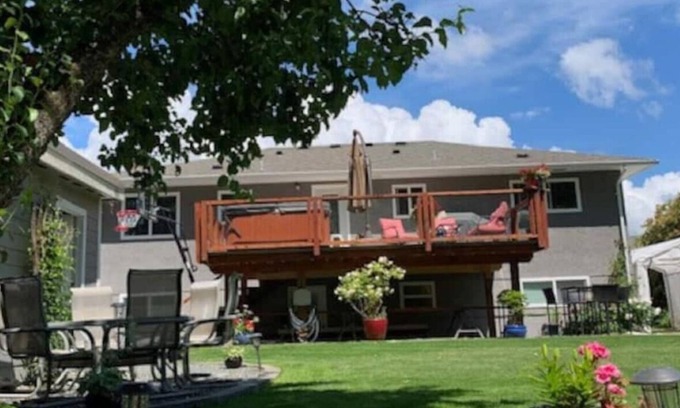 Duncan House | Cowichan River, Fabulous spot to explore the Valley and walk to Downtown Duncan