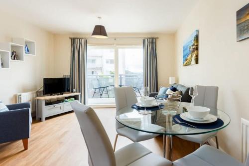 Hamworthy Apartment | Coxswain's Cabin - Moments from Hamworthy Beach and Park