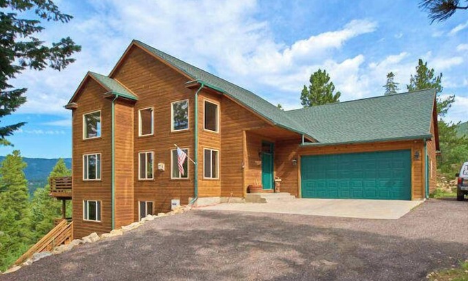 Black Hawk House | Coyote Cottage Retreat, Hot Tub, Deck, Mtn Views