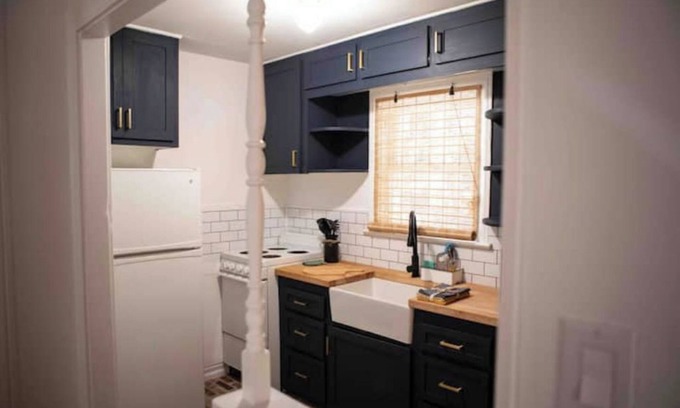 Sayles Blvd. Area Apartment | Cozy 1/1 upstairs garage apartment! 200 5-star ratings on the other platform!