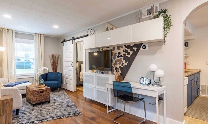Rosedale House | Cozy 1-Bed with Gated Backyard, Near KU Med 22
