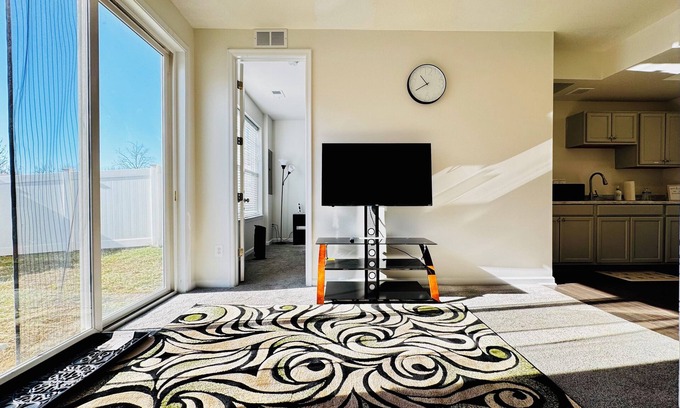 Leesburg Apartment | Cozy 1 Bedroom Apartment Heart of Leesburg, 15 Min to IAD, 40 Mins to DC