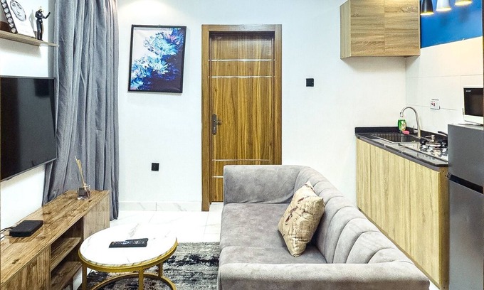 Surulere Apartment | Cozy 1 bedroom apartment in Ikate, Surulere, Lagos with AC, WiFi