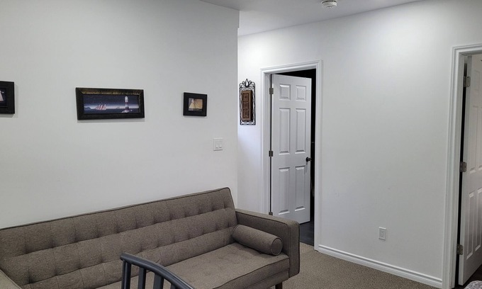 Orillia House | Cozy 1 Bedroom apt - Upper Unit
