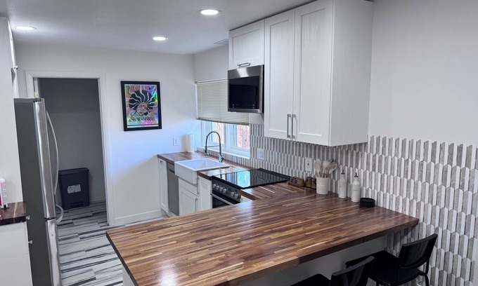 West Gate House | Cozy 1-bedroom house with WiFi, AC in charming Lakewood. Close to Red Rocks!