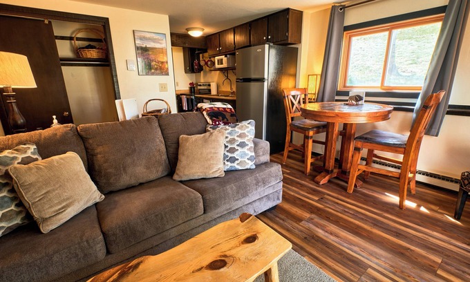 Crested Butte Condo | Cozy 1 Bedroom, Sleeps 3, Steps from Shuttle! Hot Tub! Loved by guests!