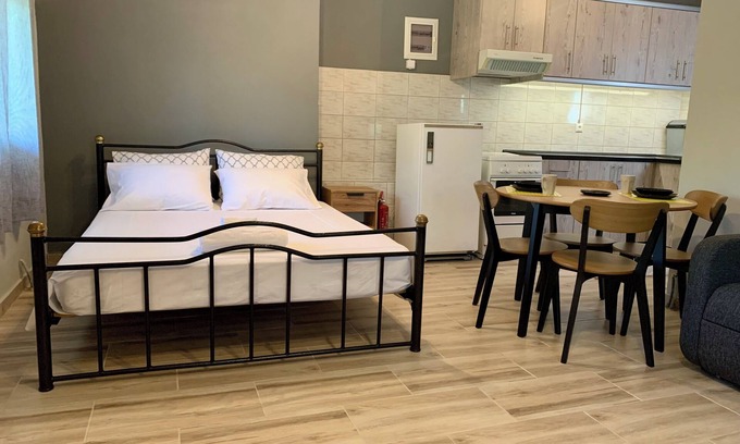 Platamonas Apartment | Cozy 1-bedroom Studio in charming Πλαταμώνας with WiFi, AC