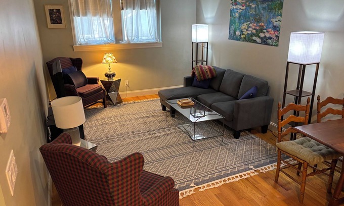 Albany Apartment | Cozy 1-BR apt in residential building nr Washington Park w AC and wifi