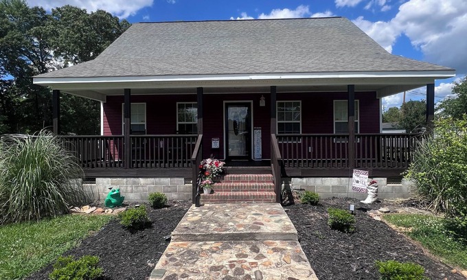 Lancaster House | Cozy 1 BR + Loft + 1 Bath. Conveniently located between CLT & Columbia. Secluded