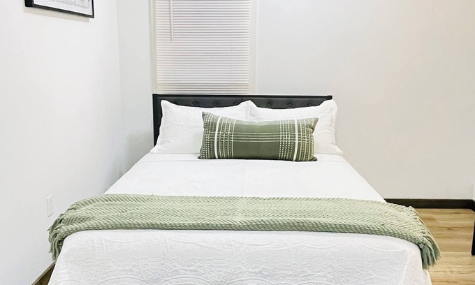 Cleveland House | Cozy 1bed 1bath near Airport + Cleveland Clinic + Downtown Cleveland