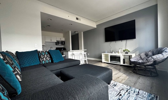 Mile Square Apartment | Cozy 1BR APT in the Heart of the City - LED Lights! 7 Min Walk to Gain bridge!